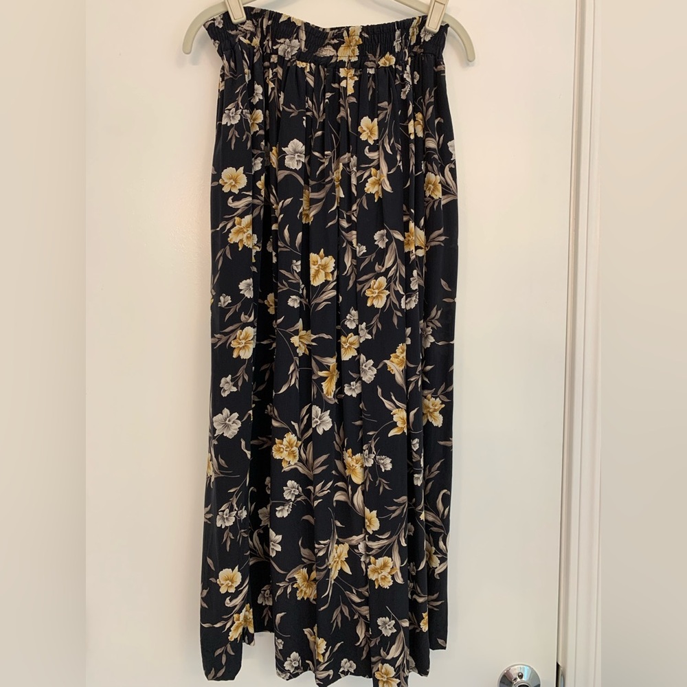 Jones New York navy, floral skirt; elastic waist band; Size: 14